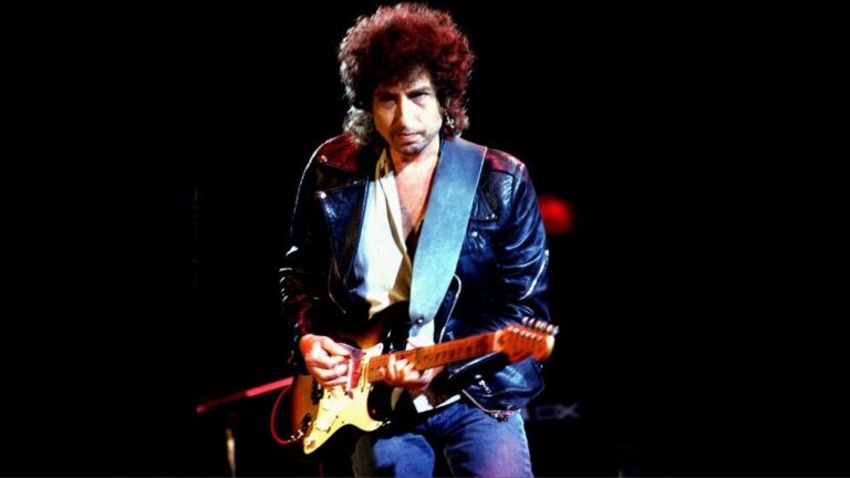 MixCollage-20-Jan-2025-03-47-PM-2701-1737384452366.jpg--bob_dylan__una_bozza_di_una_su_a_canzone_venduta_per_oltre_500_000_dollari
